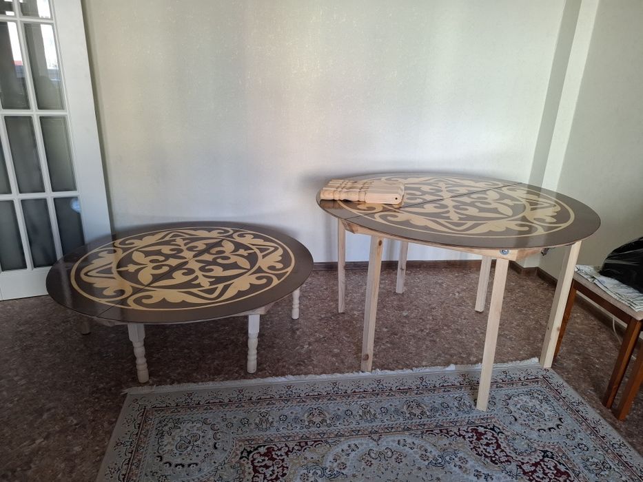 Продаются 2 стола. Новые. На одном столе есть длинные ноги.