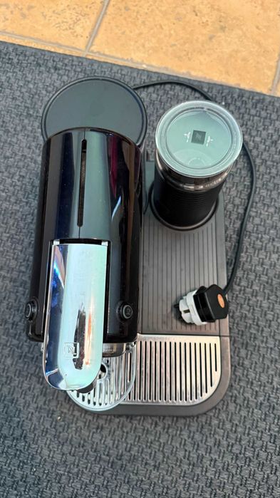 Aparat cu capsule Nespresso MagiMix cu dispozitiv de spumare a laptelui.