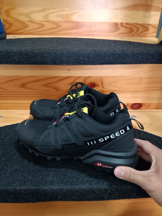 Adidași  noi nepurtati