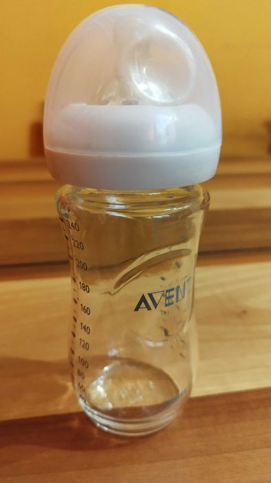 Стъклено шише за бебе AVENT