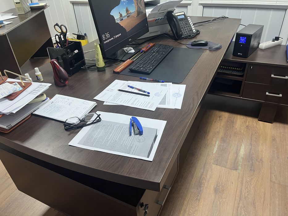 Продаю стол и кресла для руководителя