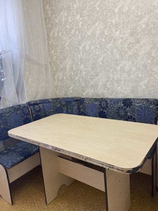 Продам кухонный диван стол и 2 стула