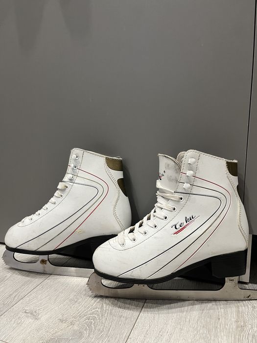 Продам женские Коньки 37 размер