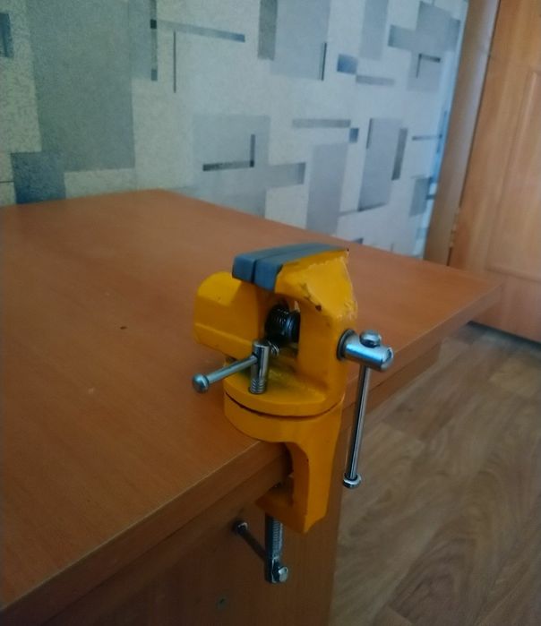 Продам Тиски маленькие настольные
