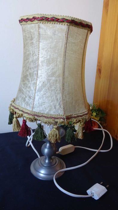 Настолна лампа вентидж маркирана, естествена кожа  и метална основа.