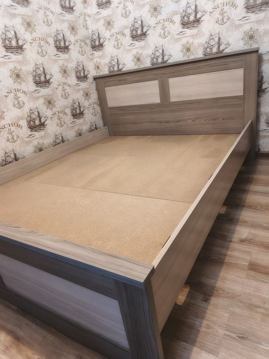 Кровать двухспальная с матрасами.