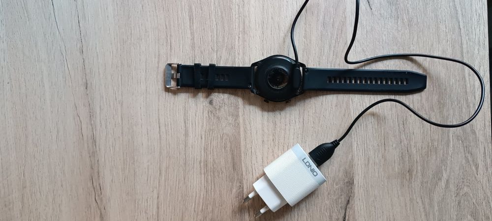 Умен часовник с адаптер в комплект.