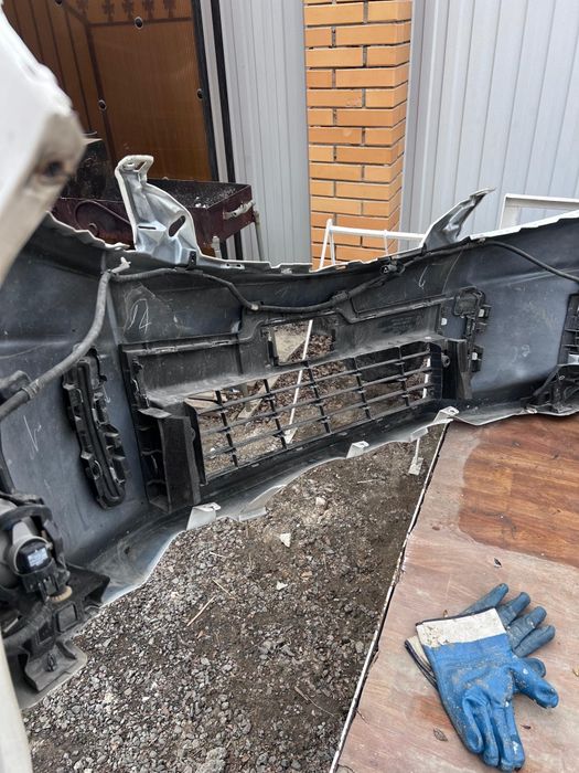 Продаю передний бампер Toyota Estima