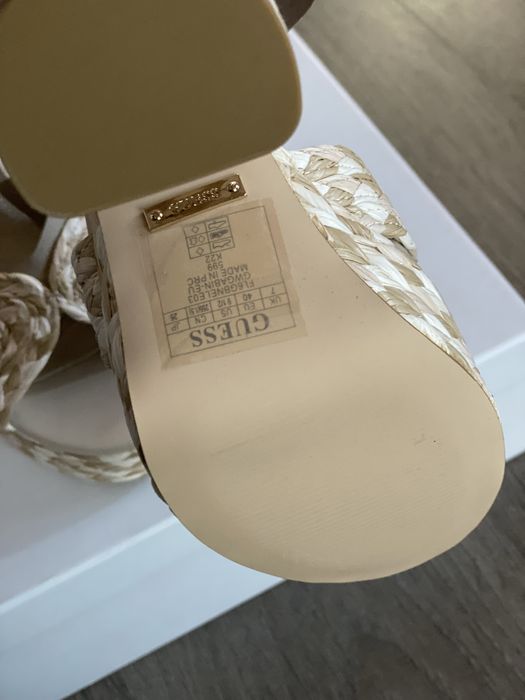 Високи сандали Guess