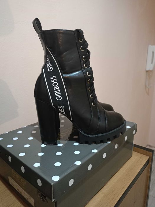 Дамски боти на ток