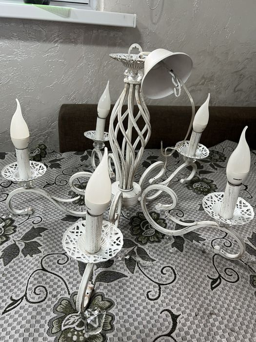 Люстра в хорошем состоянии