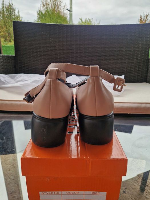 Дамски обувки ниска платформа