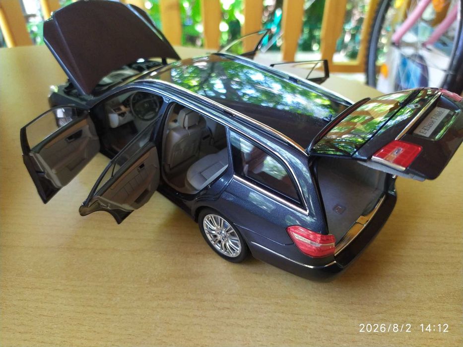 1:18 Метален модел на Mercedes S212 E-Klasse T-Modell / Tenorit Grau / 2009- Minichamps