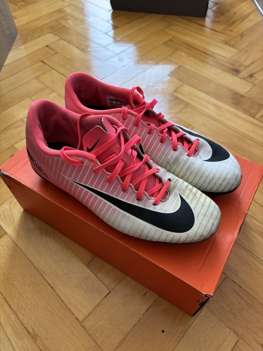 Бутонки за изкуствена трева