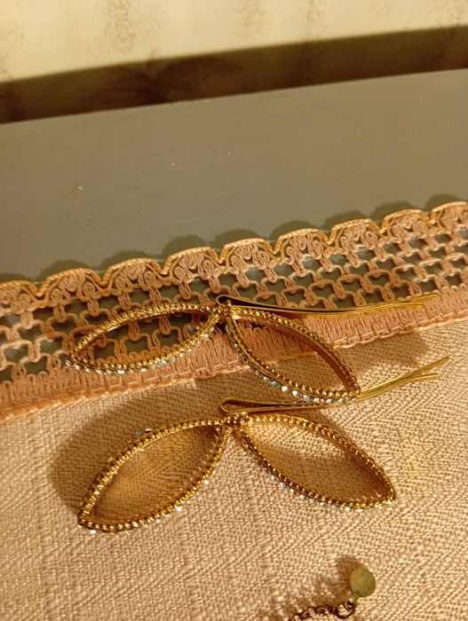 Женски бижута колиета гривни и брошки