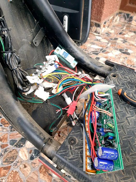 Reparați trotinete, triciclete, biciclete și scutere electrice.