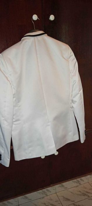 Продавам изгодно нов абитуриентски/младоженски/ костюм