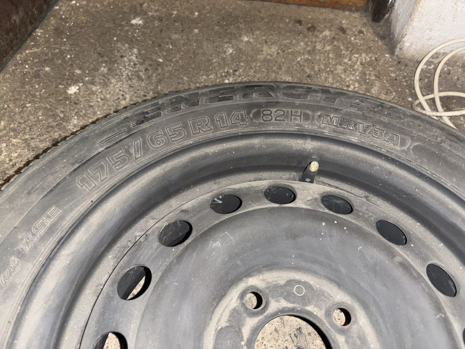 Vand 5 jenti R14 4 prezoane cu anvelope