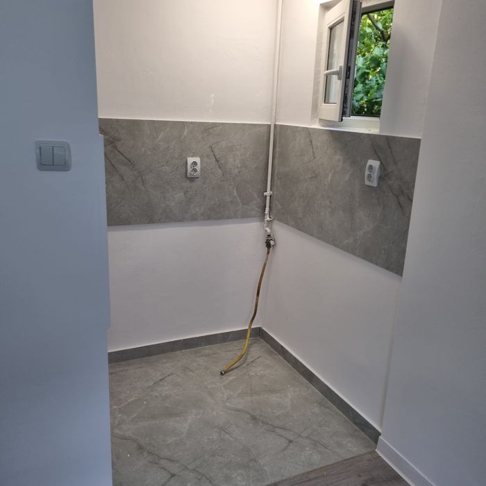 Proprietar vand gars cf 3   Cu gaze etaj 2/4 piata resita nou renovata