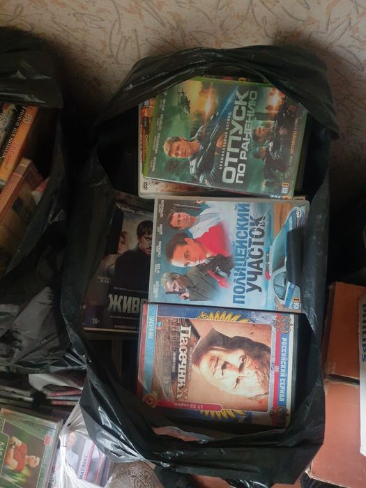Продаются 2 DVD +500дисков ,фильмы+музыка