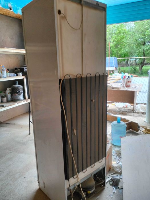 Холодильник с морозильной камерой