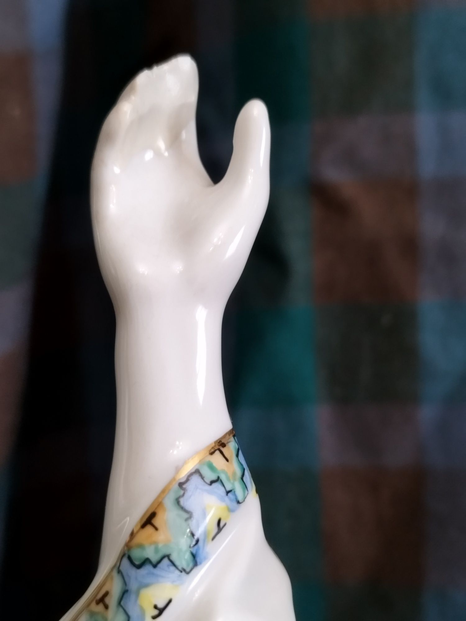 Гжель статуэтки. Фарфоровые статуэтки испания lladro каталог. Статуэтка киргизка. Шкатулка фарфор овечки лфз винтаж. Фарфоровая статуэтка узбечка.