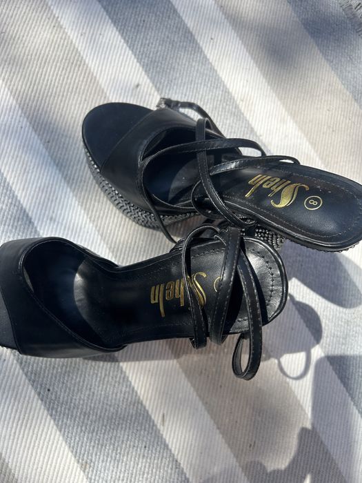 Високи черни токчета с камъни