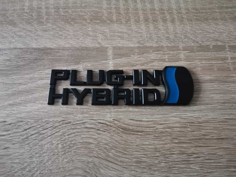 черна емблема Toyota Plug-in Hybrid