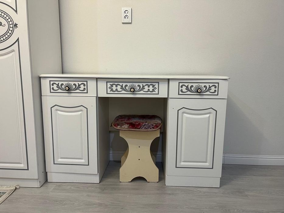 Продаю спальный гарнитур