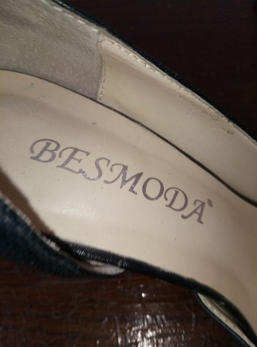 Женские модельные туфли из кожи .