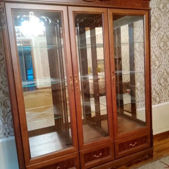 Продам красивую деревянную витрину для гостиной