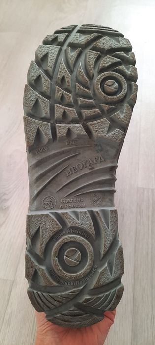 Продам спец.одежду берцы