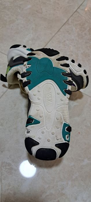 Детски затворени обувки