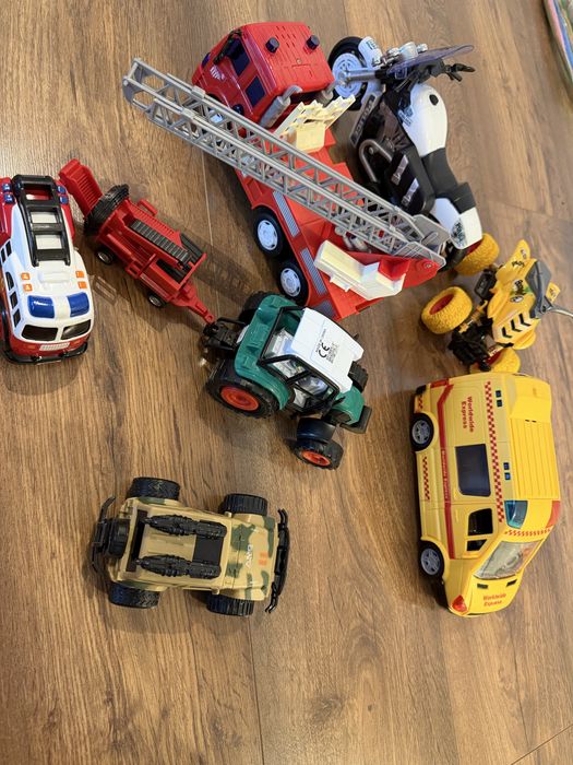 Lot jucarii masinute pompieri, politie, ambulanta, tractor