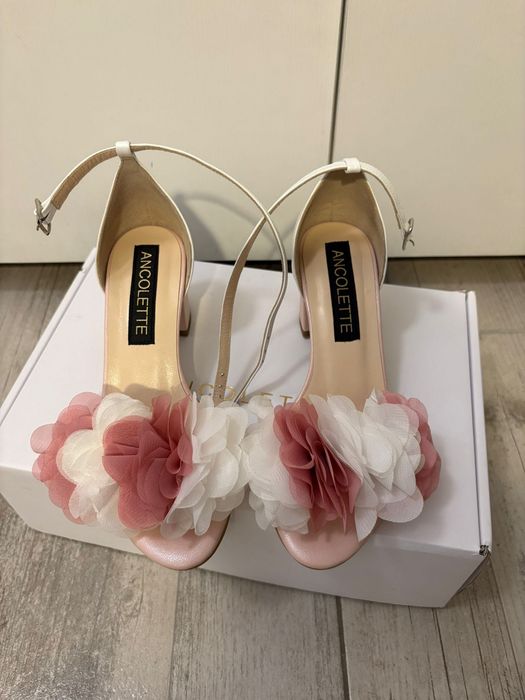 Sandale de piele, Ancolette