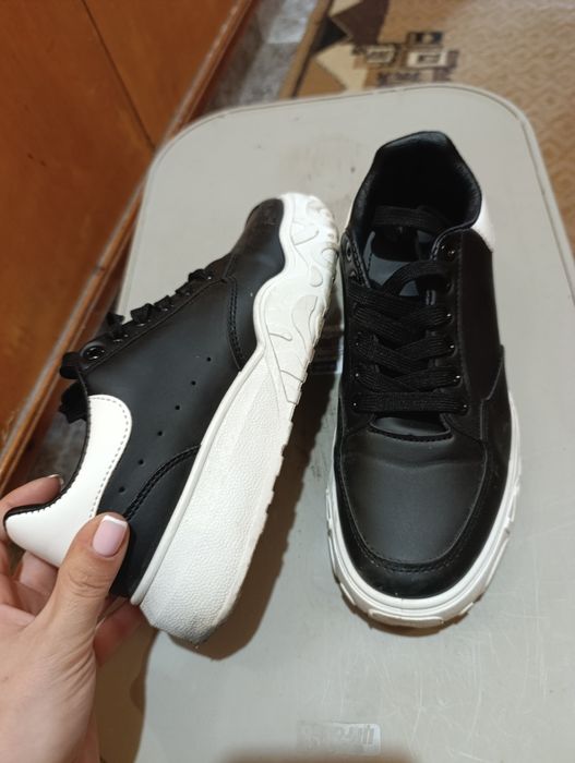 Обувки на ток, маратонки