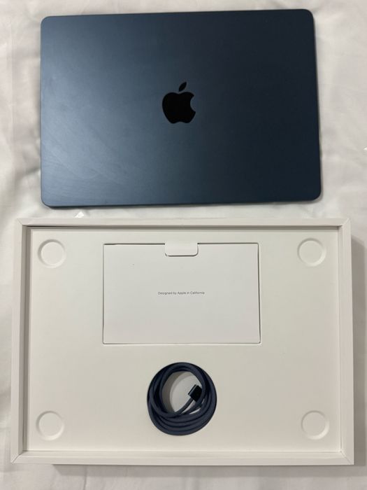 Laptop Apple Macbook Air 13” procesor Apple M3, 8 Nuclee CPU si 10 Nuclee GPU 16GB  512GB Midnight  Tastatura Internationala