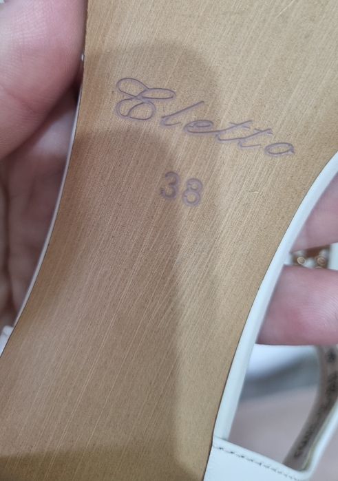 Продам босоножки очень красивые