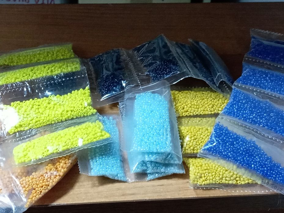 Бисер и поэтки для рукоделия.