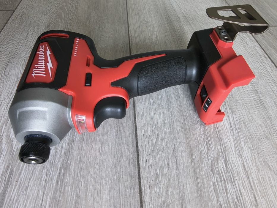 Scule profesionale Milwaukee 18V