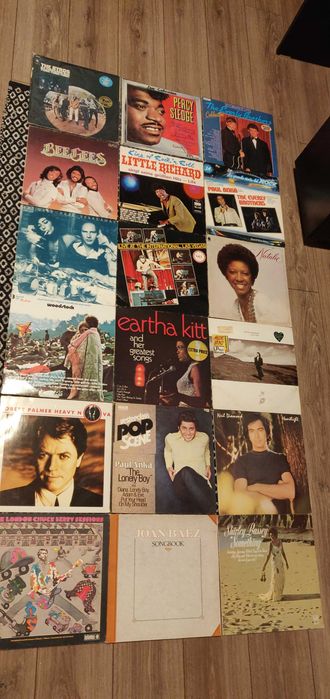 Vând viniluri cu muzică veche