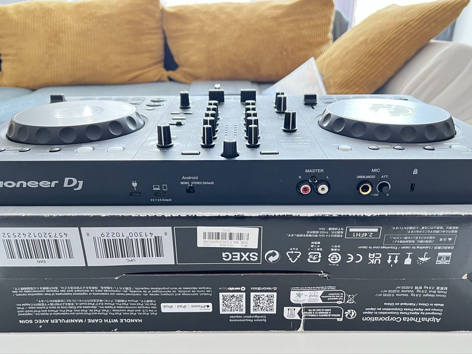 Consolă Pioneer DDJ-FLX4 + 2 Monitoare Active Mackie CR3-X + Cablu RCA 10M + Accesorii (stare impecabilă)