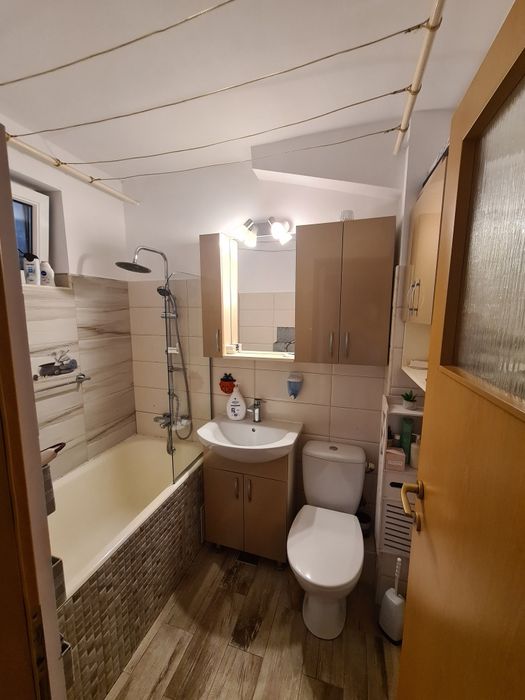 Vind apartament 2 camere, ultracentral, etajul 1, mobilat