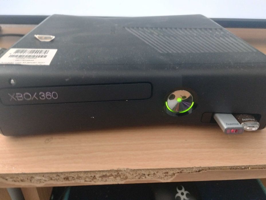 Vând Xbox 360 modat cu 2 manete