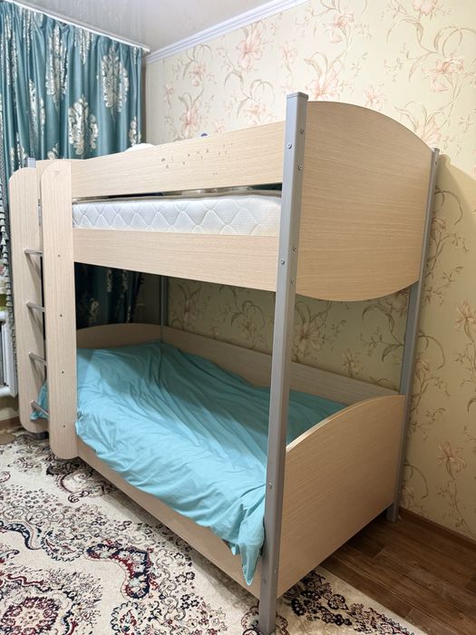 Двухъярусная кровать с матрасами