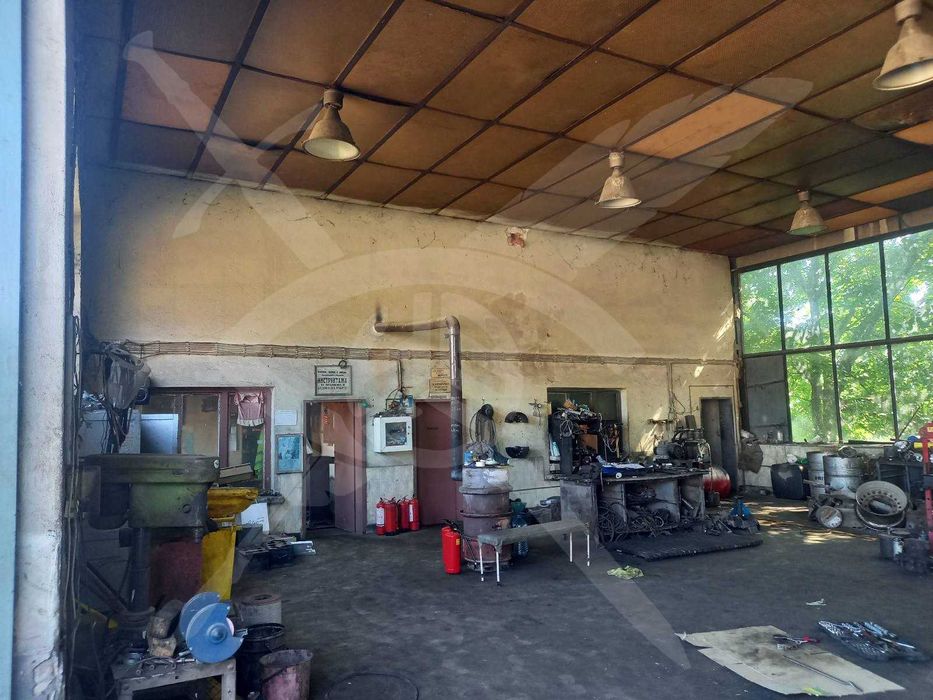 Дава се под наем Промишлена сграда в Карнобат - 2217 кв.м за 400000 € - Снимка #1