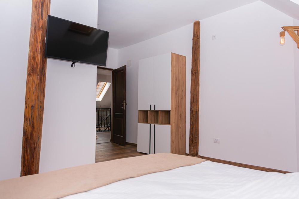 Ultracentral Enescu Apartament decomandat 1 camera privata cu bucatarie comuna utilata