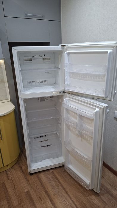 Продам двухкамерный холодильник Daewoo.