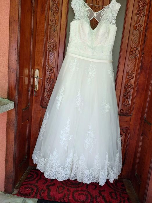 Vand rochie mireasa cu crinolina si voal cadou