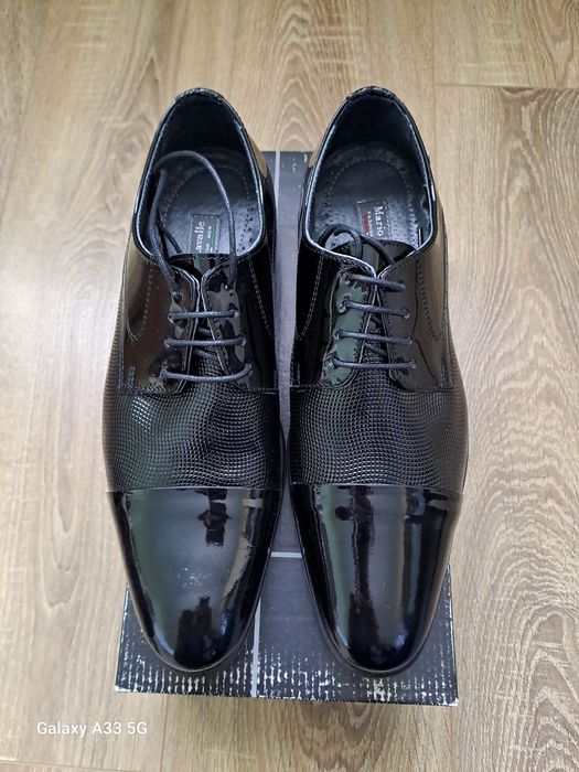Vând pantofi noi din piele naturală pentru bărbați. 
Brand: Mario Lava